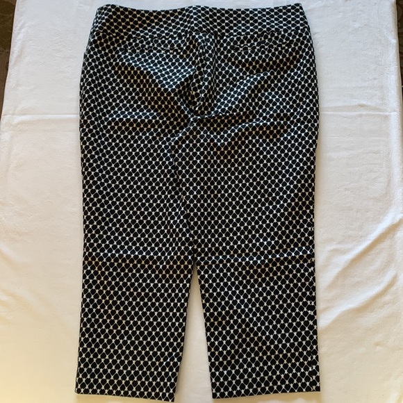 Worthington- modern fit Capri black & white ladies pants - Picture 2 of 9